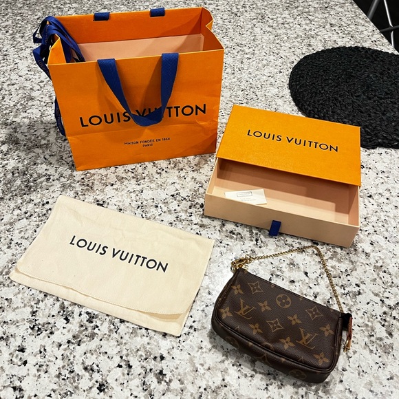 Louis Vuitton - Picture 5 of 5